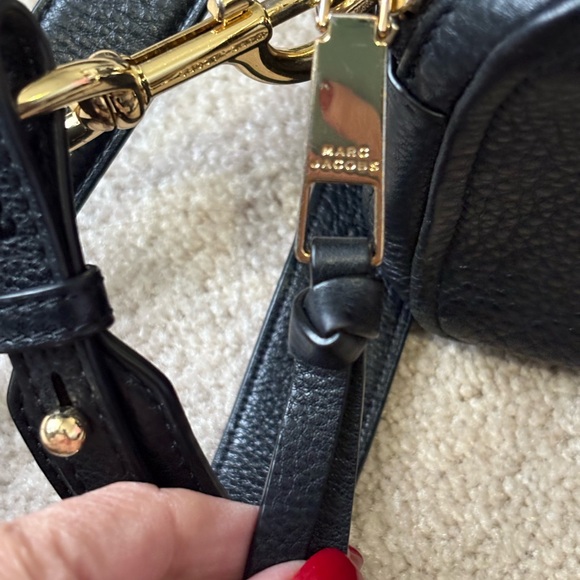 Marc Jacobs Women Black
The Softshot 17 Leather Crossbody - Picture 7 of 10